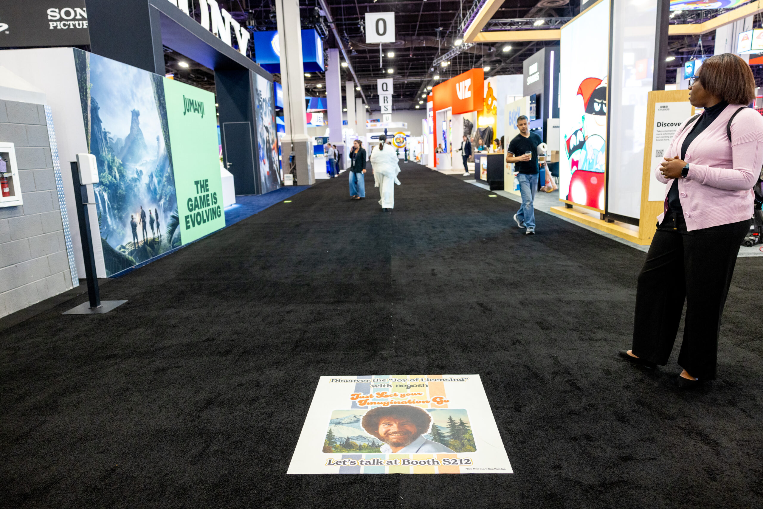 Floor sticker zoom out